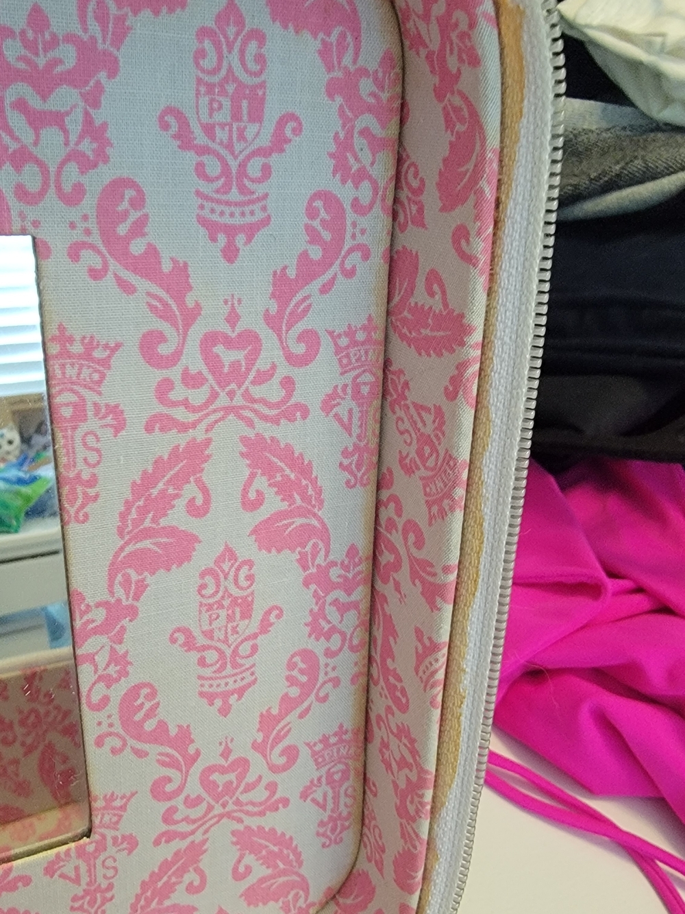 Vintage Y2K Victoria's Secret PINK Cosmetic Train Case in White and Pink - Picture 7 of 10